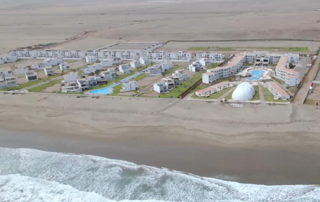 una vista aérea de un complejo en la playa en Casas y Dptos de Hotel, Acceso a VPX Hotel, AC, Parrilla y piscina privada en Asia