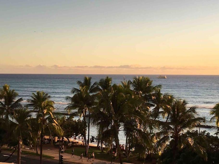 - une vue sur la plage bordée de palmiers et l'océan dans l'établissement Tina's Waikiki Beach Tower, à Honolulu