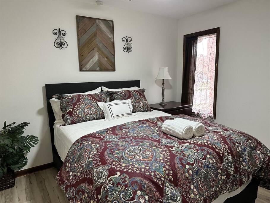 Säng eller sängar i ett rum på Old Aristocracy Hill 1BR Quiet Apartment Downtown!