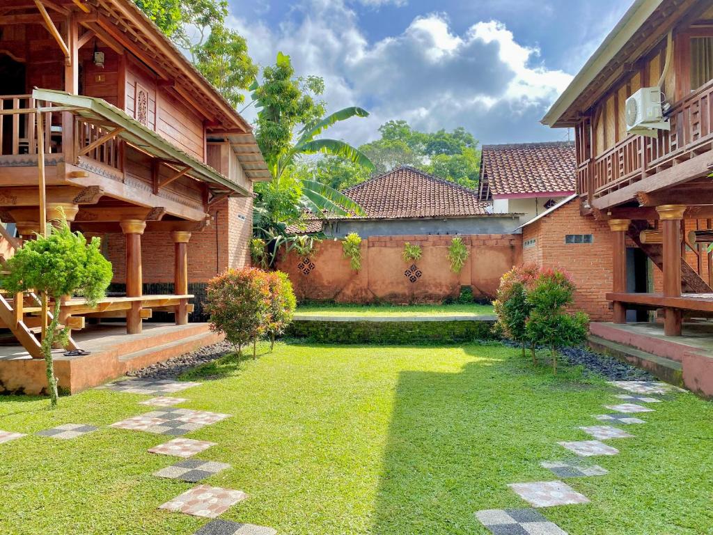 a courtyard of a house with a grass yard at Bello Bungalow in Batukliang