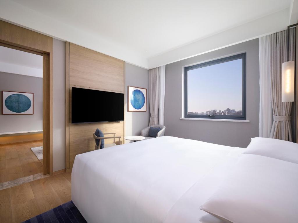 TV a/nebo společenská místnost v ubytování Courtyard By Marriott Shanghai Xujiahui