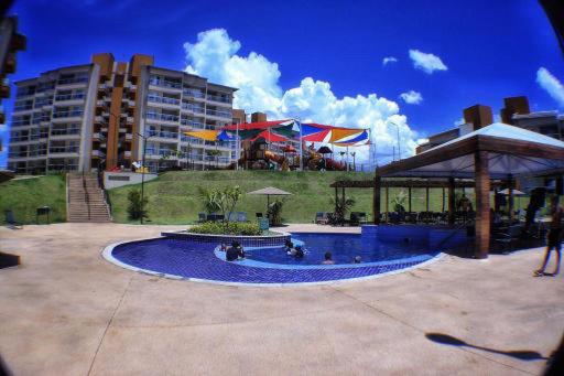 - une piscine dans une cour avec un bâtiment dans l'établissement Eco Resort Ilhas do Lago, à Caldas Novas