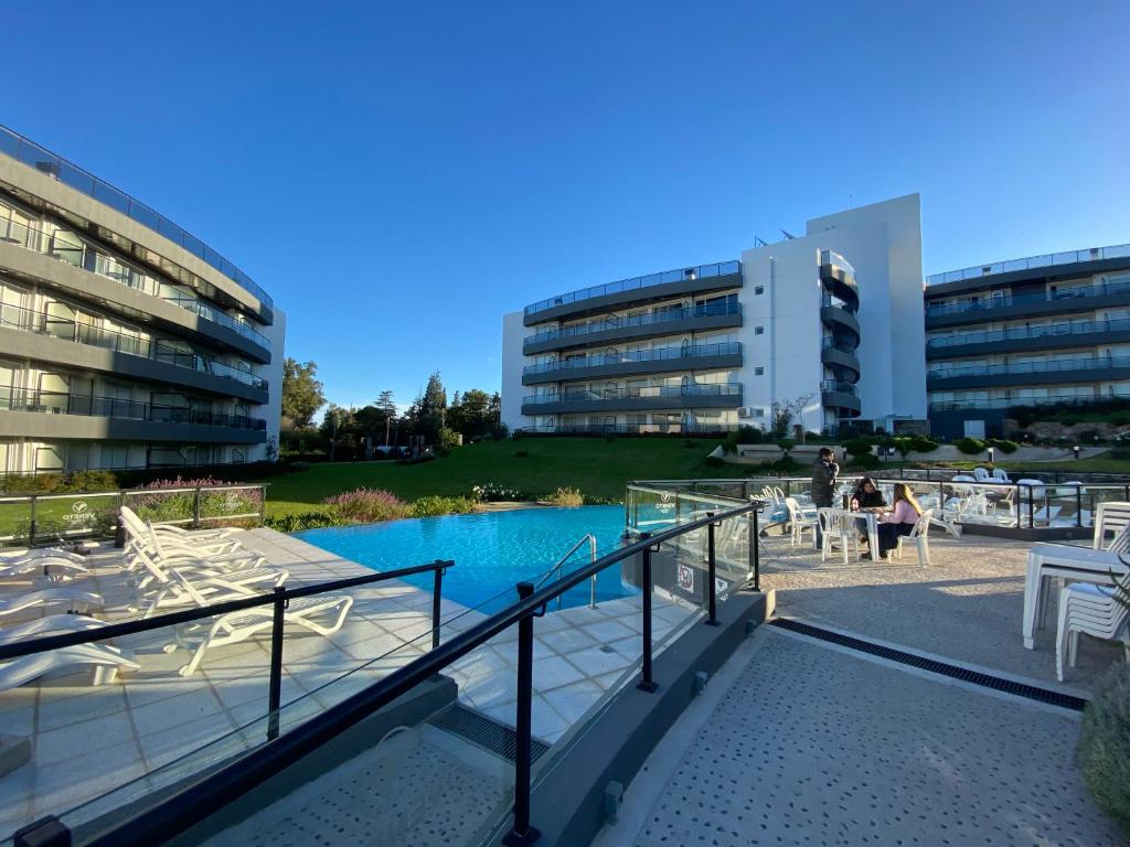 - Vistas a un edificio con piscina en Veneto Departamento Complejo Vacacional y Spa PB en Villa Santa Cruz del Lago