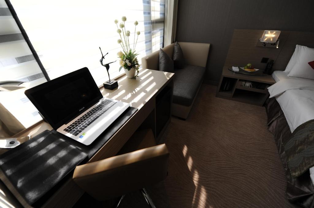 a laptop on a desk in a hotel room at Kaohsiung International Plaza in Kaohsiung