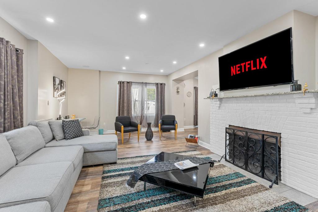 Cozy 4BR, 6 beds, 12 guest Home near PHL, Eagles Field, UPENN, Fast Wi-Fi, King Bed, Parking - Four-Bedroom House