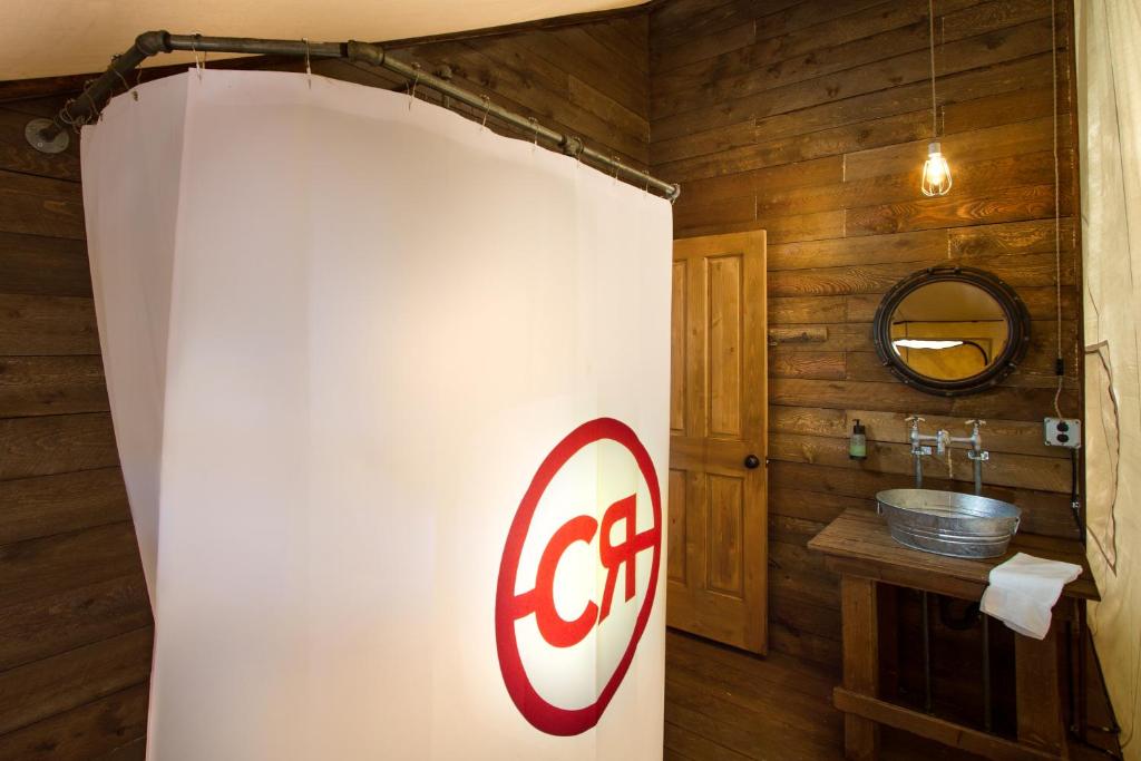 Koupelna v ubytování Conestoga Ranch Glamping Resort