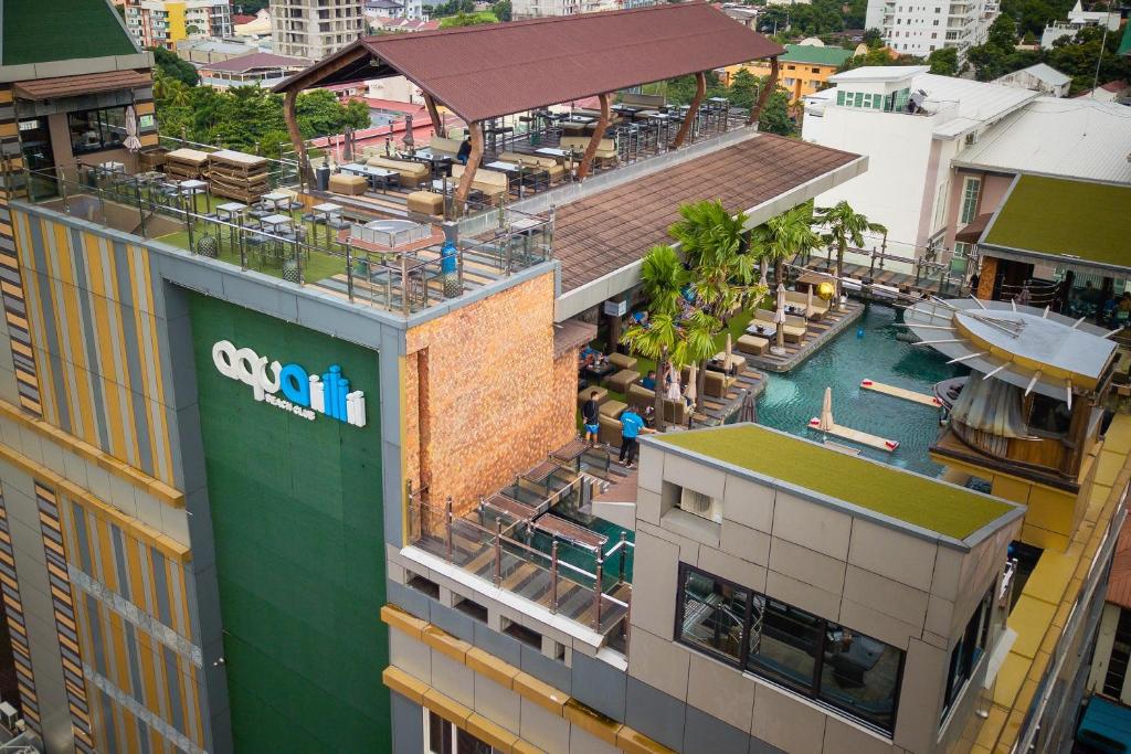 una vista aérea de un edificio con puerto deportivo en ABC Hotel en Ángeles