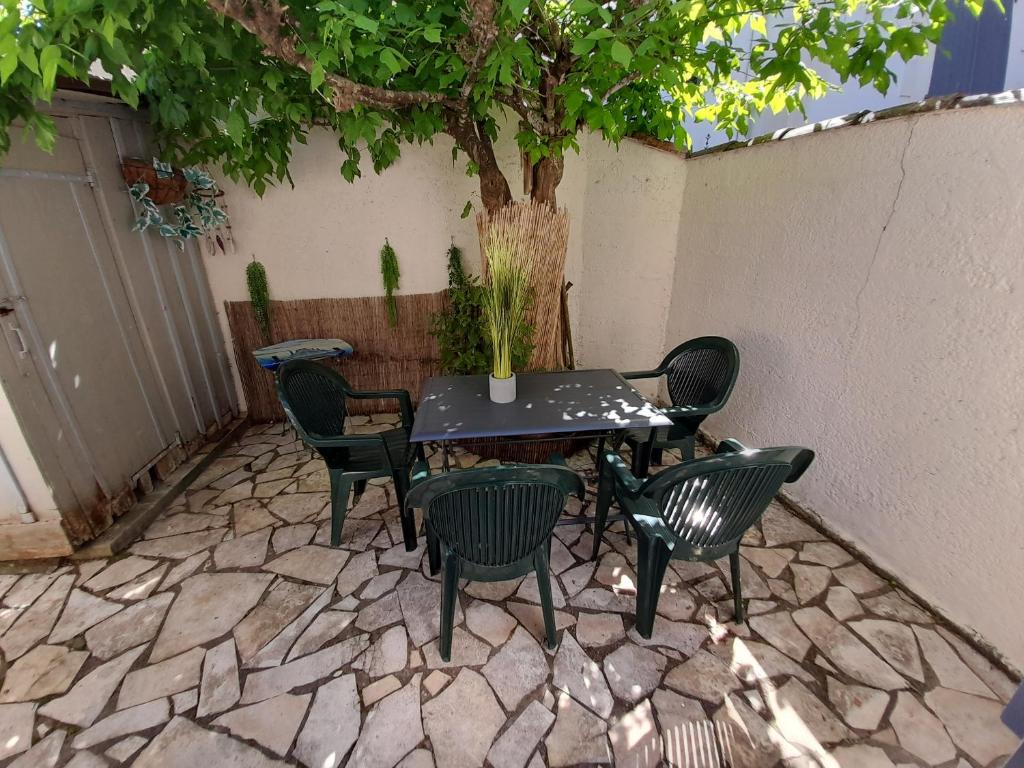 アルカションにあるMaison Arcachon, 3 pièces, 5 personnes - FR-1-319-126の木の下に座る椅子とテーブル