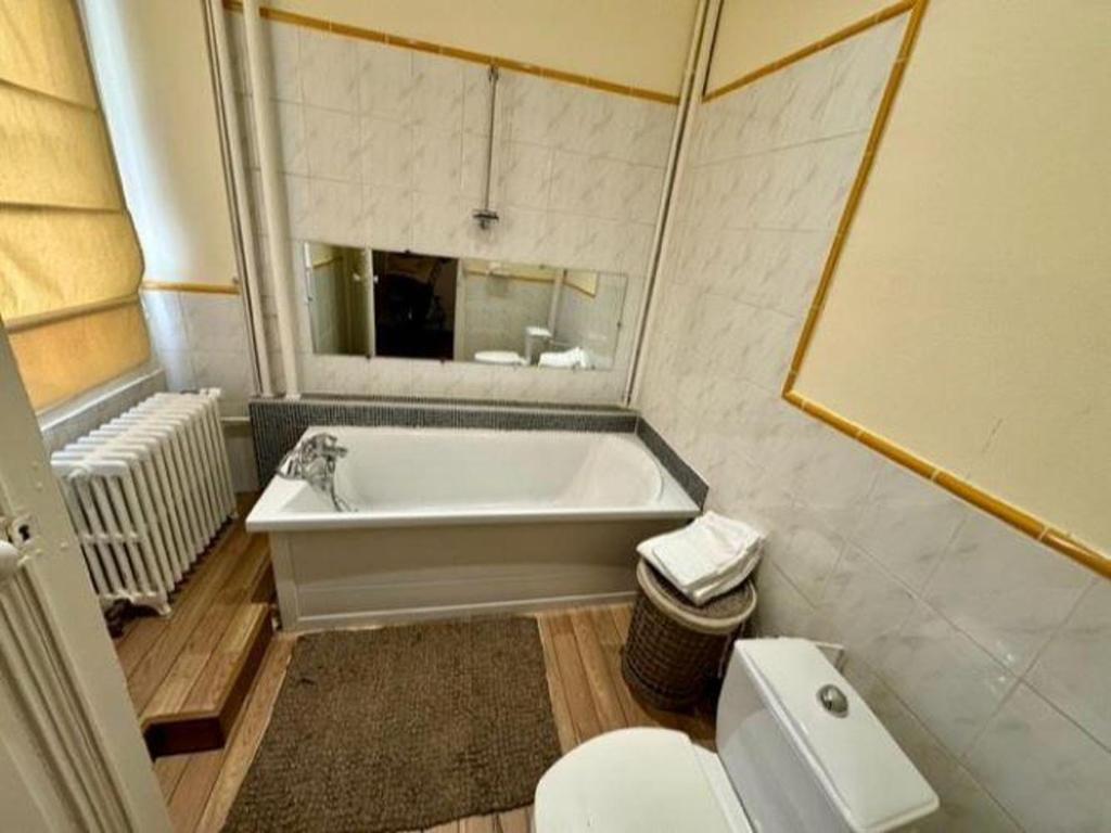 Kúpeľňa v ubytovaní Château XVIIIème, Piscine Chauffée, Sauna, Forêt Privée, Proximité Châteaux de la Loire - FR-1-381-46