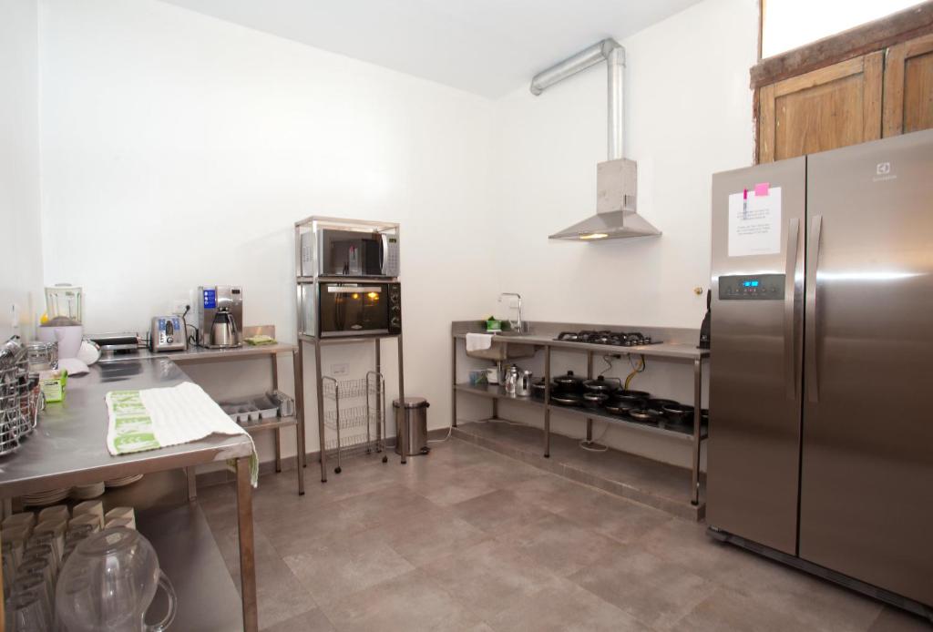 Kuchyň nebo kuchyňský kout v ubytování Arche Noah Boutique Hostel