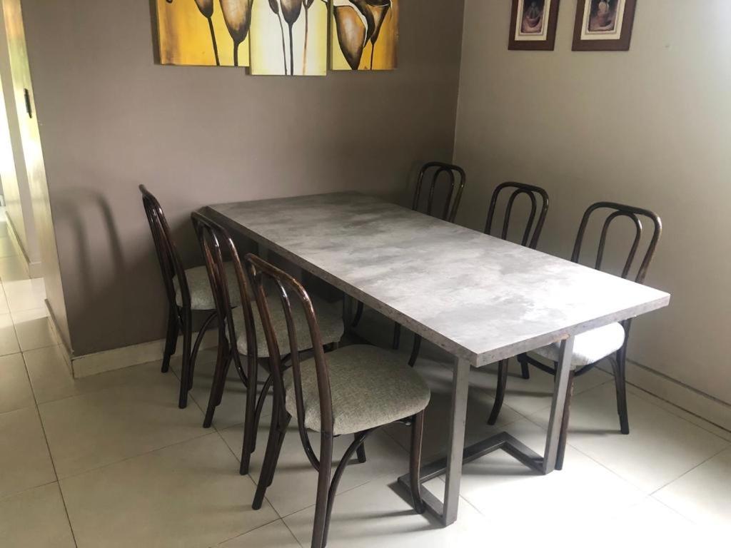 uma mesa de jantar com cadeiras e uma mesa de mármore em Casa Pilar em Yerba Buena