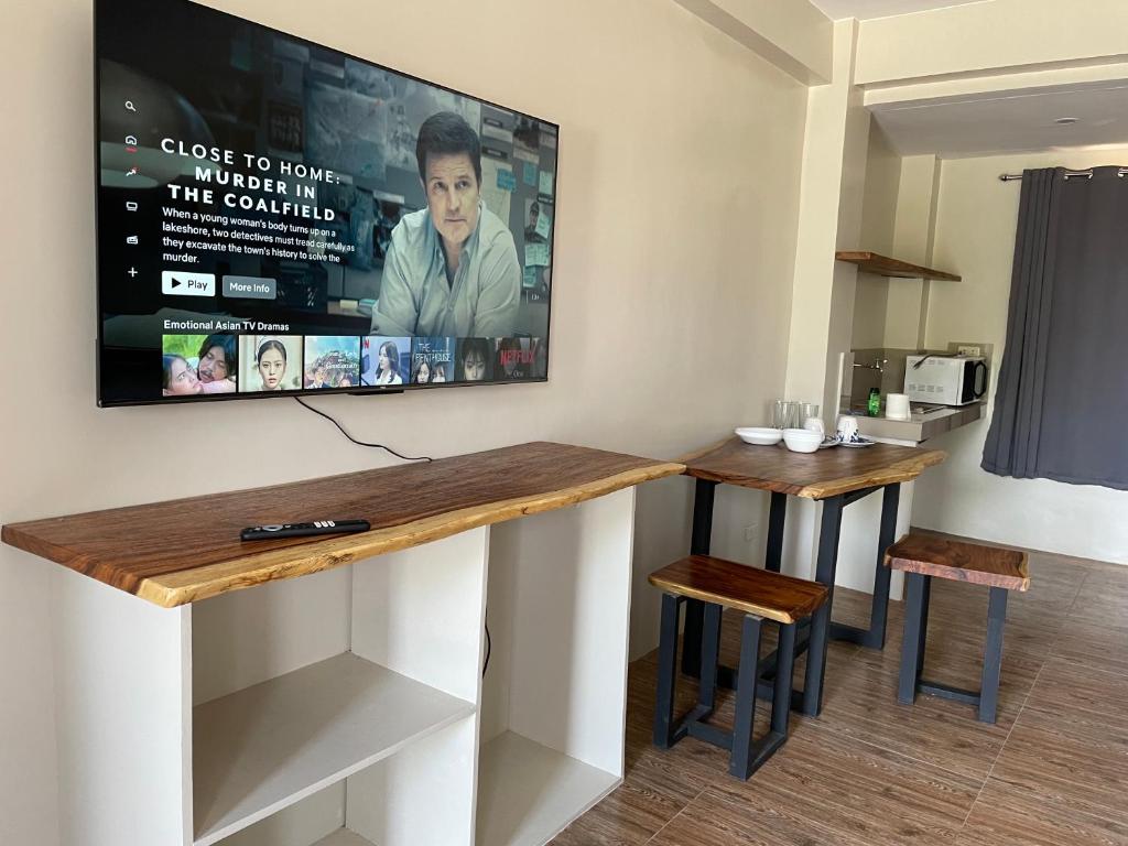 TV a/nebo společenská místnost v ubytování Lone Star Inn