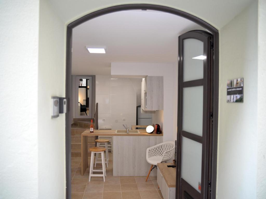 an archway leading into a kitchen and dining room at Apartamento Peralada, 2 dormitorios, 5 personas - ES-228-172 in Peralada