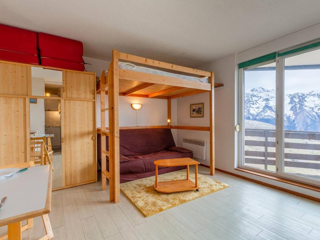 a small room with a bunk bed and a window at Studio Peyragudes, 1 pièce, 4 personnes - FR-1-695-49 in Germ
