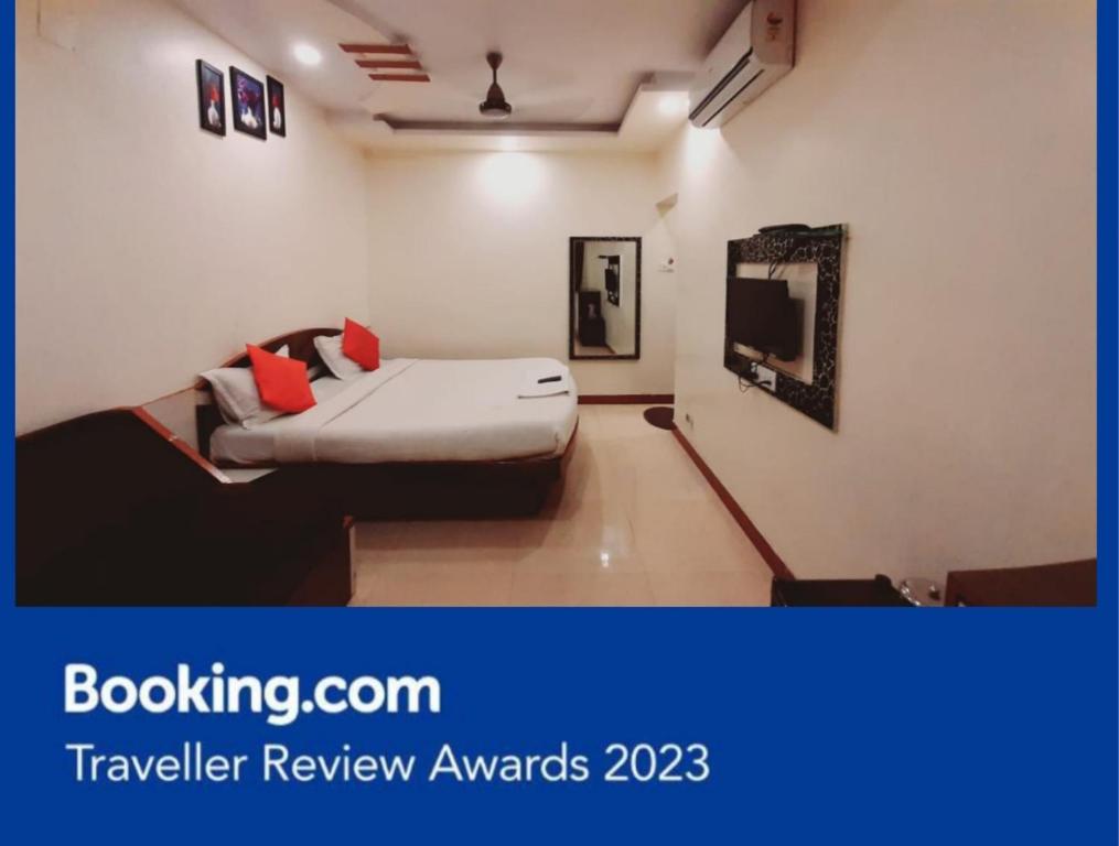 een slaapkamer met een bed en een tv in een kamer bij Hotel Savairah Palace in Mahabaleshwar