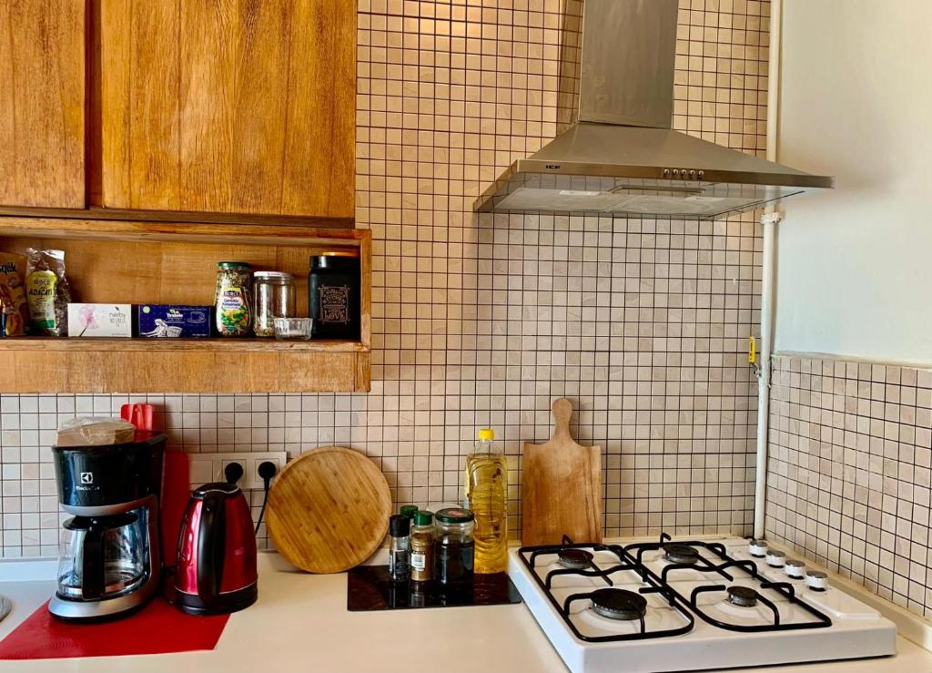 uma bancada de cozinha com um forno com placa de fogão em Ankara Merkezde Piyanolu Daire em Ancara