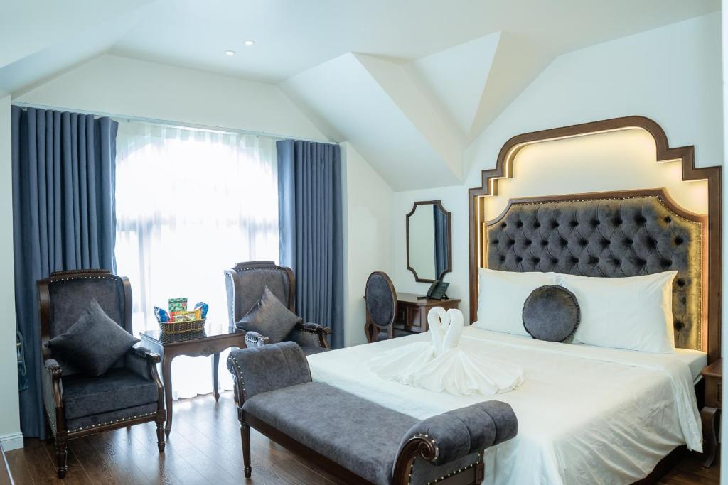 Postel nebo postele na pokoji v ubytování Royal Dương Nội Hotel