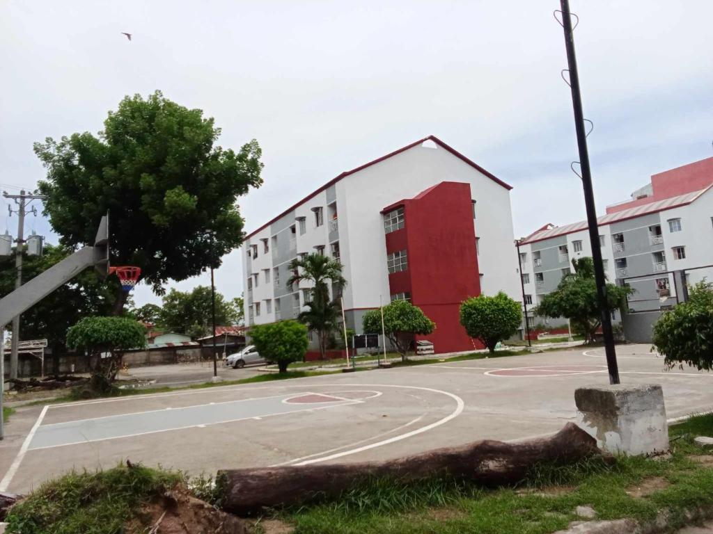 an empty basketball court in front of a building at Prime City Location - 3 Bedroom Unit in Lapu Lapu City