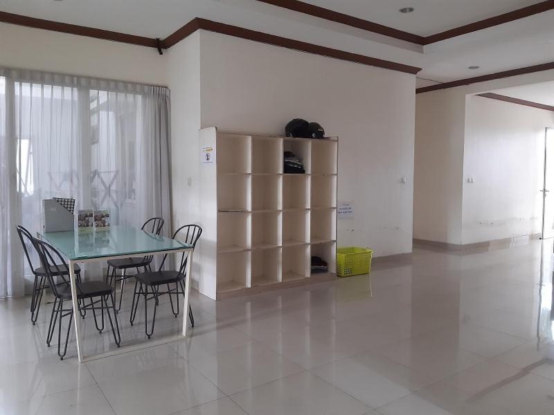Posezení v ubytování John Residence Lippo Karawaci Tangerang