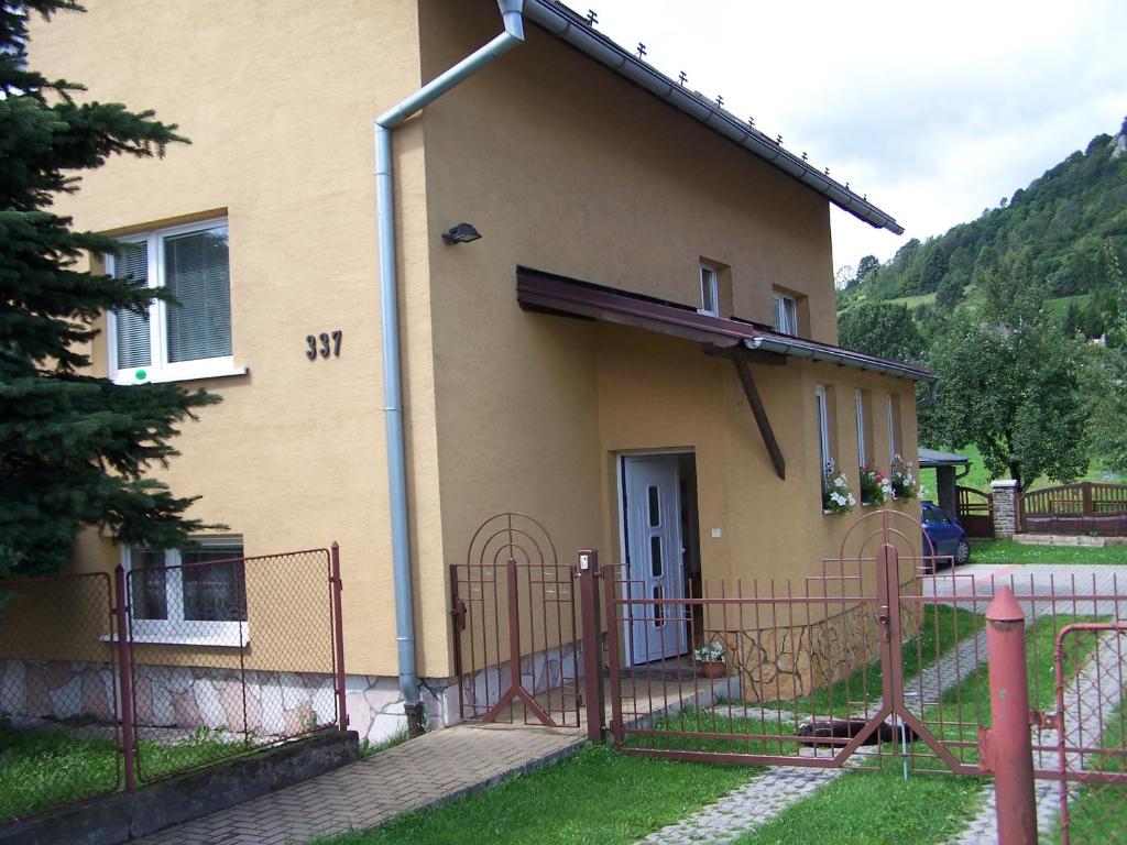una casa con una valla delante de ella en Objekt Nizna, en Nižná