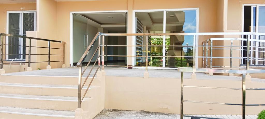 een trap voor een gebouw bij Private studio unit with balcony near the beaches in Lapu Lapu City
