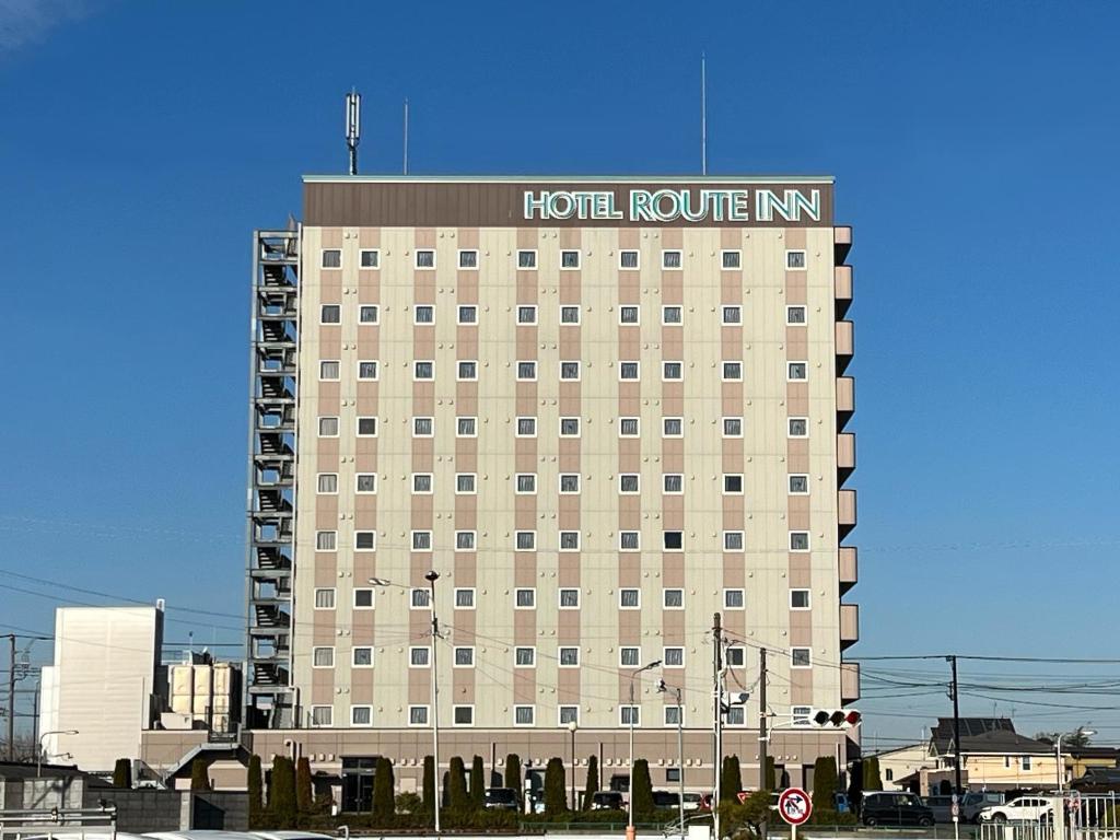 Hotel Route Inn Hitachinaka في هيتاتشي-ناكا: نزل غرف الفندق مع وضع علامة عليه