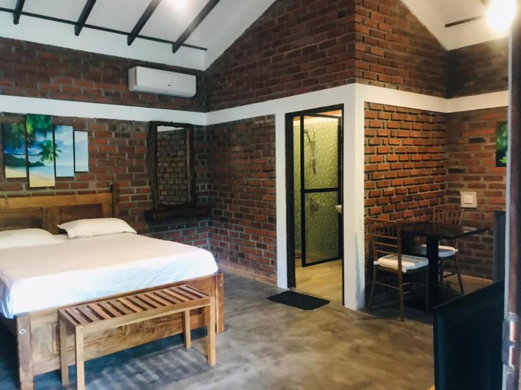 una camera con letto e muro di mattoni di Euro star holiday inn a Wennappuwa