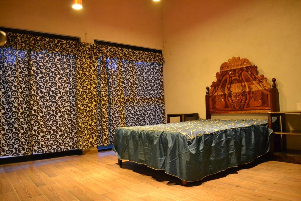 um quarto com uma cama num quarto com cortinas em CABAÑA EL SALTO 2 em Tzicuilán