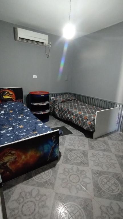 1 dormitorio con 2 camas en una habitación con techo en La tempranera en La Rioja
