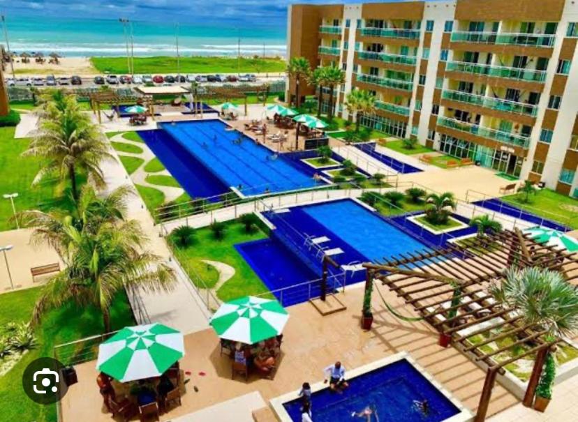Vista de la piscina de VG Fun Fortaleza - Apartamento de Temporada na Praia do Futuro - Ceará o d'una piscina que hi ha a prop