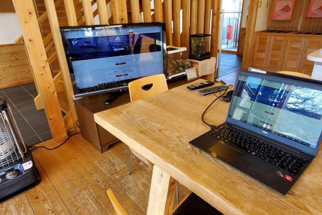 TV a/nebo společenská místnost v ubytování 都留市エコハウスで移住体験を
