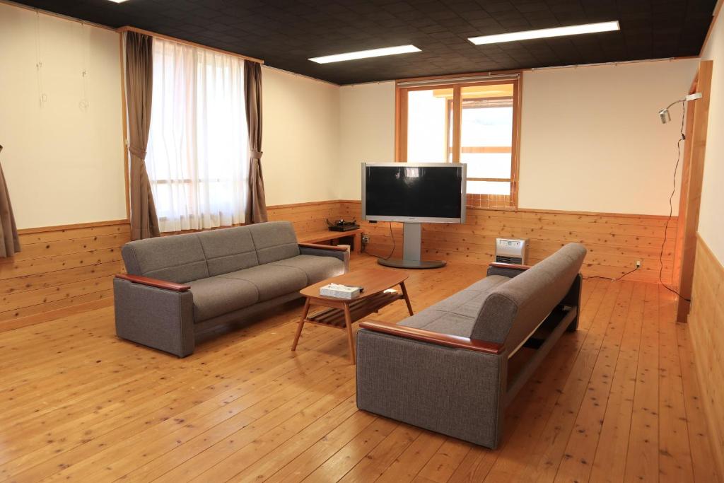 TV a/nebo společenská místnost v ubytování 都留市エコハウスで移住体験を