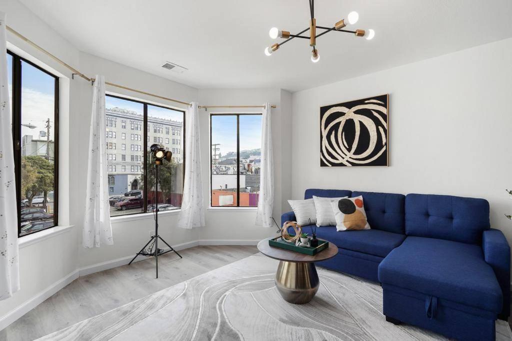 sala de estar con sofá azul y ventanas en Modern, Private Retreat near Golden Gate Park and UCSF with On-Site Parking en San Francisco