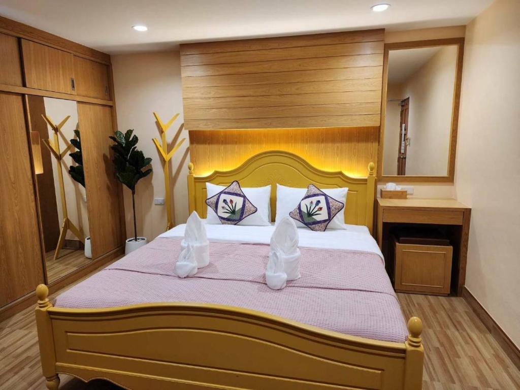 Кровать или кровати в номере Alaita Hostel Patong
