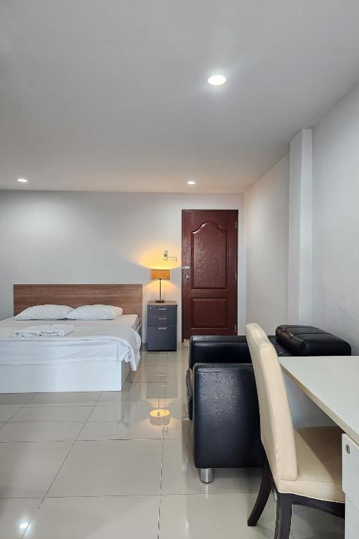 Postel nebo postele na pokoji v ubytování Freesia Bangphi Guest House