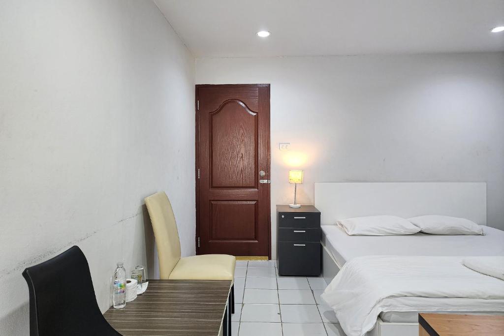 Postel nebo postele na pokoji v ubytování Freesia Bangphi Guest House