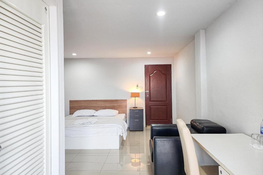 Postel nebo postele na pokoji v ubytování Freesia Bangphi Guest House