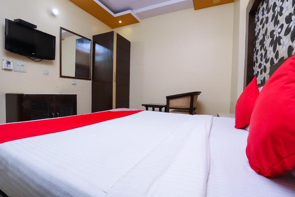 Postel nebo postele na pokoji v ubytování Super Hotel O J P Inn Near Patel Nagar Metro Station