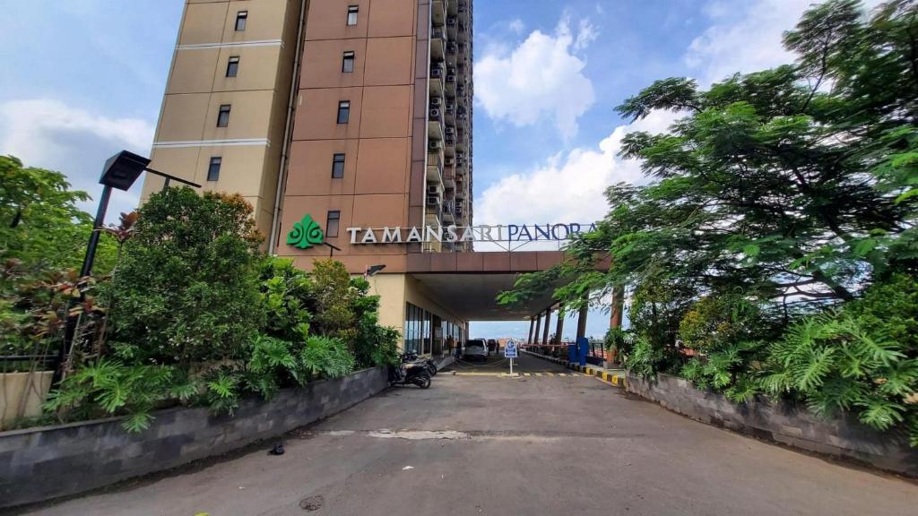 an empty street in front of a building at OYO 93552 Tamansari Panoramic Apartment By Anwar in Bandung