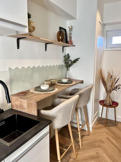 Beachfront Tiny House in center Aalsmeer I Close to Schiphol & Amsterdam - Housity