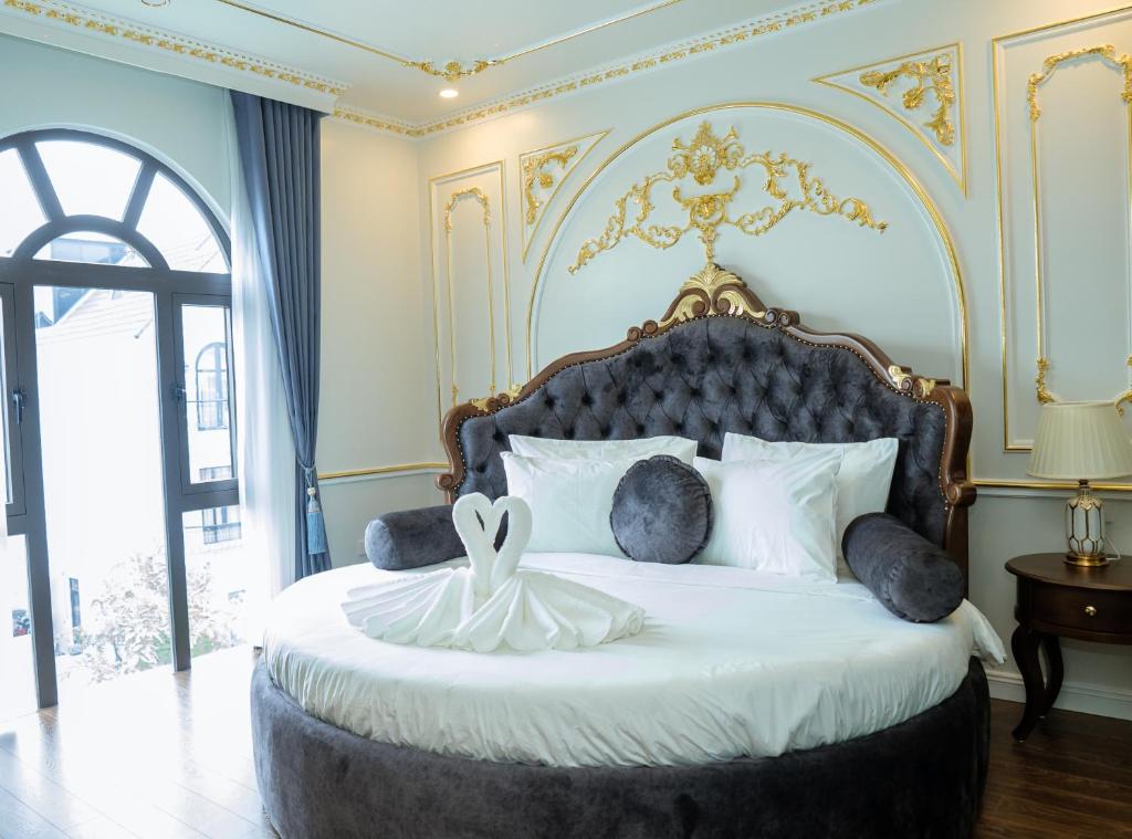 Postel nebo postele na pokoji v ubytování Royal Dương Nội Hotel