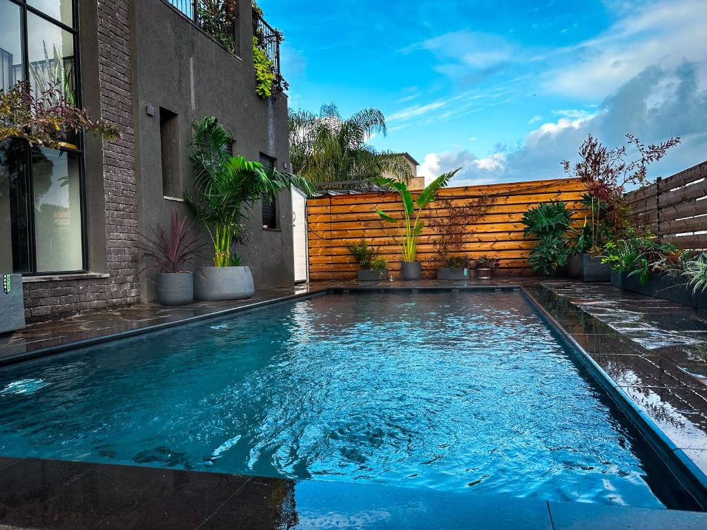 - une piscine dans l'arrière-cour d'une maison dans l'établissement Gilboa cliff eclectic villa- heated swimming pool, à Nurit