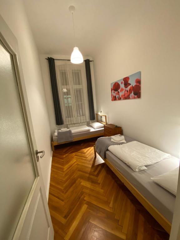 A bed or beds in a room at Free Parking - DOB50 spacious apartment - 2 separate bedroom, 5 people, AC, WIFI