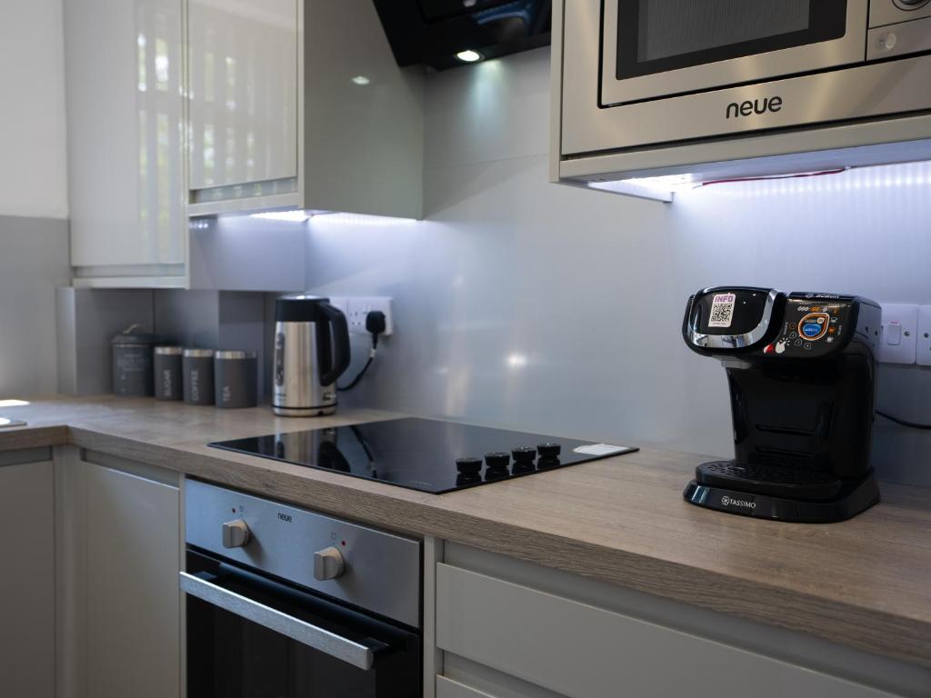 a kitchen with a coffee maker on a counter at Contractors Wow3beds Off Road Parking Town Centre in Farnborough