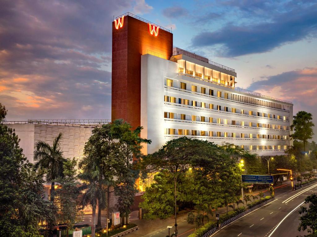 budynek z znakiem na boku w obiekcie Welcomhotel by ITC Hotels, Cathedral Road, Chennai w mieście Ćennaj