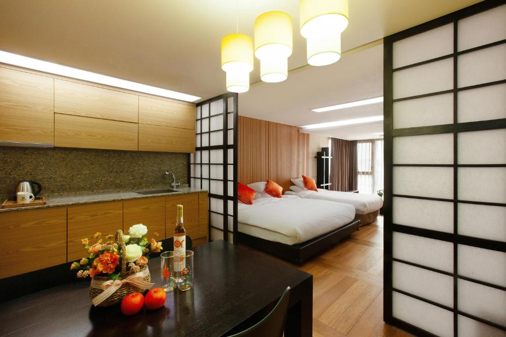 Postel nebo postele na pokoji v ubytování Shin Shin Hotel Jeju Ocean