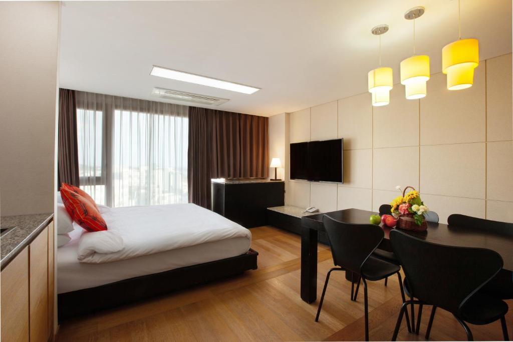 TV a/nebo společenská místnost v ubytování Shin Shin Hotel Jeju Ocean
