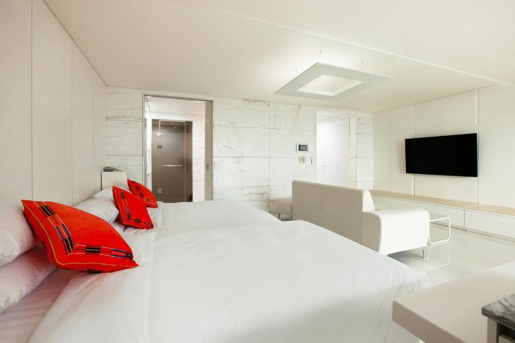 TV a/nebo společenská místnost v ubytování Shin Shin Hotel Jeju Ocean