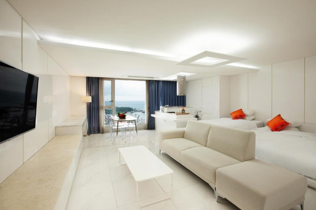 TV a/nebo společenská místnost v ubytování Shin Shin Hotel Jeju Ocean