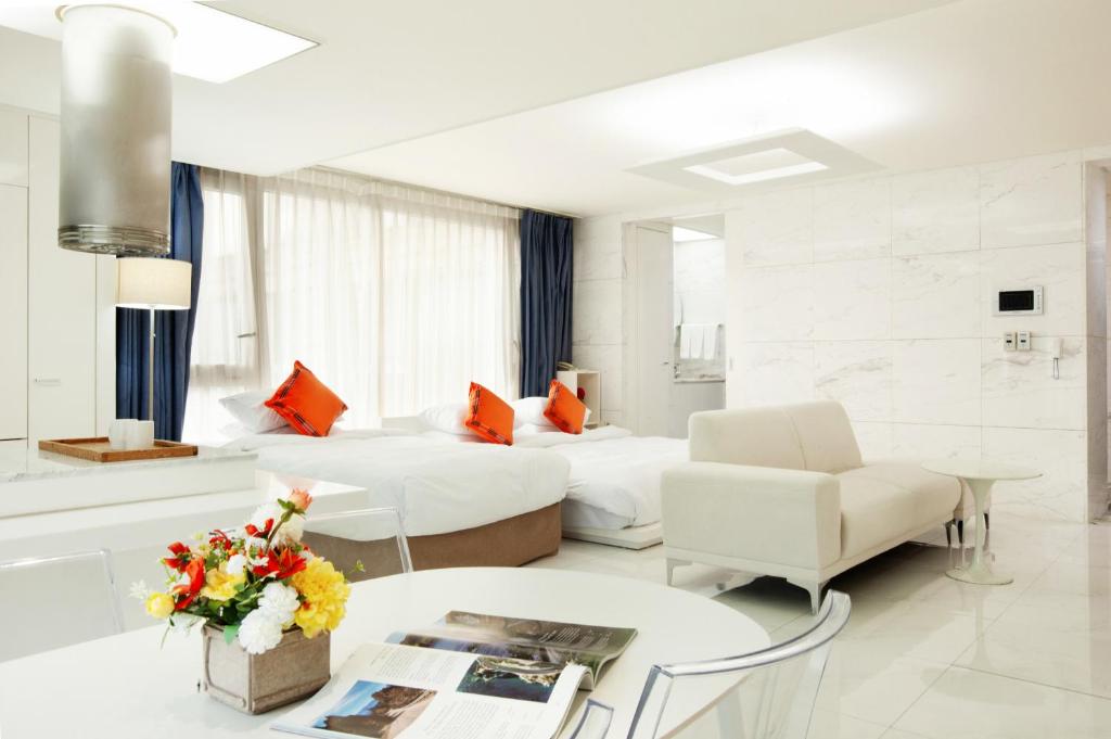 Postel nebo postele na pokoji v ubytování Shin Shin Hotel Jeju Ocean